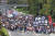지난 18일(현지시간) 아르헨티나 부에노스아이레스 외곽에서 반정부 시위대가 하비에르 밀레이 대통령의 경제 개혁에 반대하는 행진을 벌이고 있다. AP=연합뉴스
