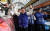 지난 14일 세종시 조치원읍 세종전통시장을 찾은 이재명 더불어민주당 대표가 세종갑에 출마한 이영선 후보(오른쪽)의 지지를 호소하고 있다. 뉴스1