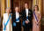 지난해 12월 왕실 가족이 함께 촬영한 사진. 왼쪽부터 커밀라 왕비, 찰스 3세 국왕, 윌리엄 왕세자, 미들턴 왕세자빈.AFP=연합뉴스 