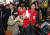 한동훈 국민의힘 비상대책위원장(앞줄 가운데)이 지난 22일 오전 충남 보령중앙시장을 방문해 한 시민과 기념촬영을 하고 있다. [뉴시스]