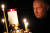블라디미르 푸틴 러시아 대통령은 24일 모스크바 근교 관저 교회에서 테러로 희생된 사람들을 위해 촛불을 켜고 있다. AFP=연합뉴스
