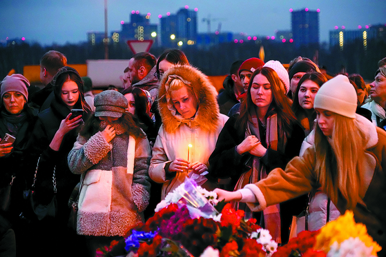 지난 24일(현지시간) 테러 희생자들을 추모하는 모스크바 시민들. AP=연합뉴스