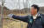 19일 강원도 평창에서 사과농장을 운영하는 조용조(67)씨가 올해 사과나무에 맺힌 꽃눈 상태에 대해 설명하고 있다. 평창=정은혜 기자