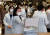 고려대 의료원 교수들이 25일 오전 서울 안암병원에서 열린 ‘교수 총회’에서 사직서를 제출하고 있다. [연합뉴스]