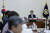 이상원 대법원 양형위원회 위원장이 25일 오후 서울 서초구 대법원에서 열린 양형위원회 제130차 회의를 주재하고 있다.   뉴스1