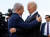전쟁 발발 직후인 지난해 10월 18일 이스라엘을 방문한 조 바이든 미국 대통령이 이스라엘 텔아비브에서 베냐민 네타냐후 이스라엘 총리의 환영을 받고 있다. 로이터=연합뉴스