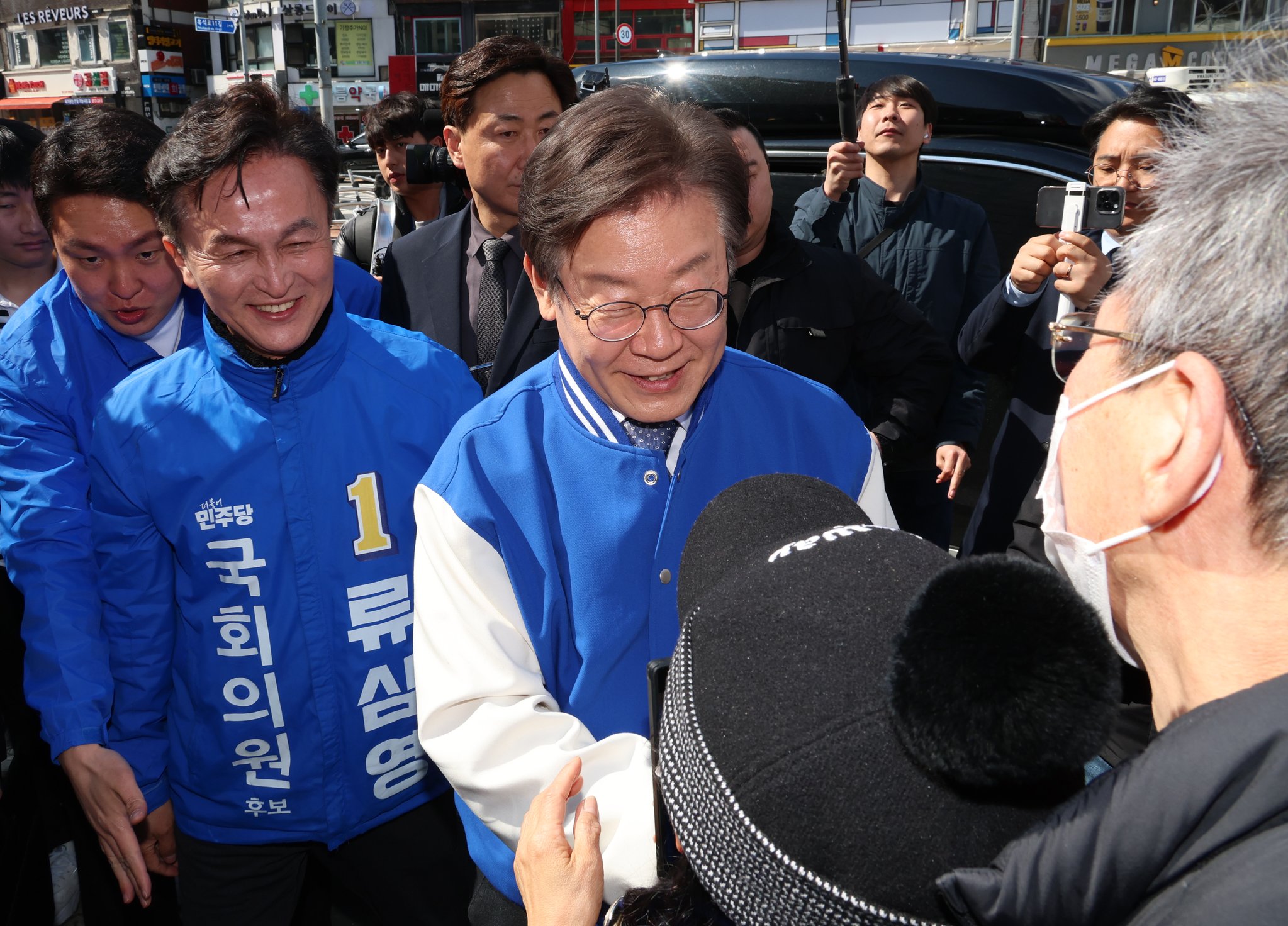 이재명 더불어민주당 대표(가운데)와 류삼영 동작을 후보(왼쪽 둘째)가 26일 오후 서울 동작구 중앙대학교병원 앞에서 시민들에게 인사를 하고 있다. 뉴시스