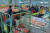 지난 21일 롯데마트 제타플렉스 서울역점의 문을 열자마자 '착한 가격 사과'를 사기 위해 대기하던 소비자들이 몰려들고 있다. 사진 롯데마트