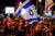 지난 16일 이스라엘 텔아비브에서 베냐민 네타냐후 이스라엘 총리 정부를 규탄하는 시위가 진행되고 있다. 로이터=연합뉴스
