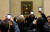 지난 2018년 12월 3일(현지시간) 프랑스 파리 루브르박물관에서 관람객들이 레오나르도 다빈치의 모나리자를 배경으로 사진을 찍고 있다. 로이터=연합뉴스