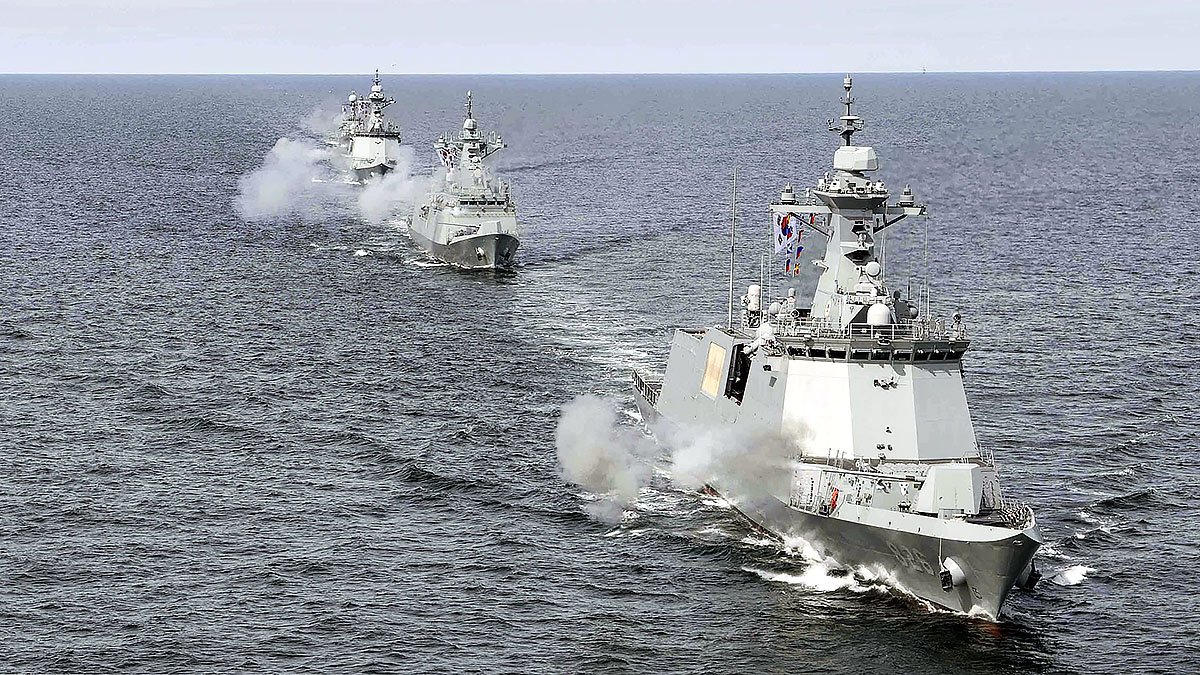 27일 서해상에서 2함대 함정들이 대함 실사격 훈련을 하는 모습. 아래쪽부터 천안함(FFG-Ⅱ), 충북함(FFG-Ⅰ), 대전함(FFG-Ⅱ), 공주함(PCC). 사진 해군
