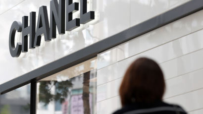 샤넬, 올해 첫 가방 가격 인상…‘클래식 미디엄’ 1500만원 돌파