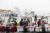 26일(현지시간) 볼티모어 ‘프랜시스 스콧 키 브리지’ 붕괴로 물속에 빠진 사람들을 구조하기 위해 보트에 탄 구조대원들. [EPA=연합뉴스]