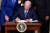 지낝 2022년 8월 미국 백악관에서 조 바이든 대통령이 인플레이션감축법(IRA)에 서명하고 있다. AFP=연합뉴스