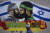 지난해 10월 이스라엘 텔아비브에서 한 남자가 하마스=ISIS라고 칠해진 낙서 옆을 지나가고 있다. AP=연합뉴스