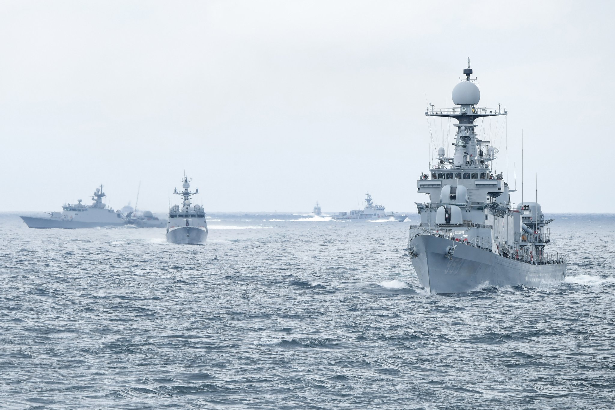 지난 25일 동해상에서 1함대 함정들이 기동훈련을 하고 있다.   사진 해군