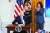 조 바이든 미국 대통령(왼쪽)이 지난해 10월 30일 백악관 이스트룸에서 인공지능(AI) 기술 오남용을 막기 위해 정부의 감시와 통제를 강화하는 내용의 행정명령에 서명했다. AP=연합뉴스