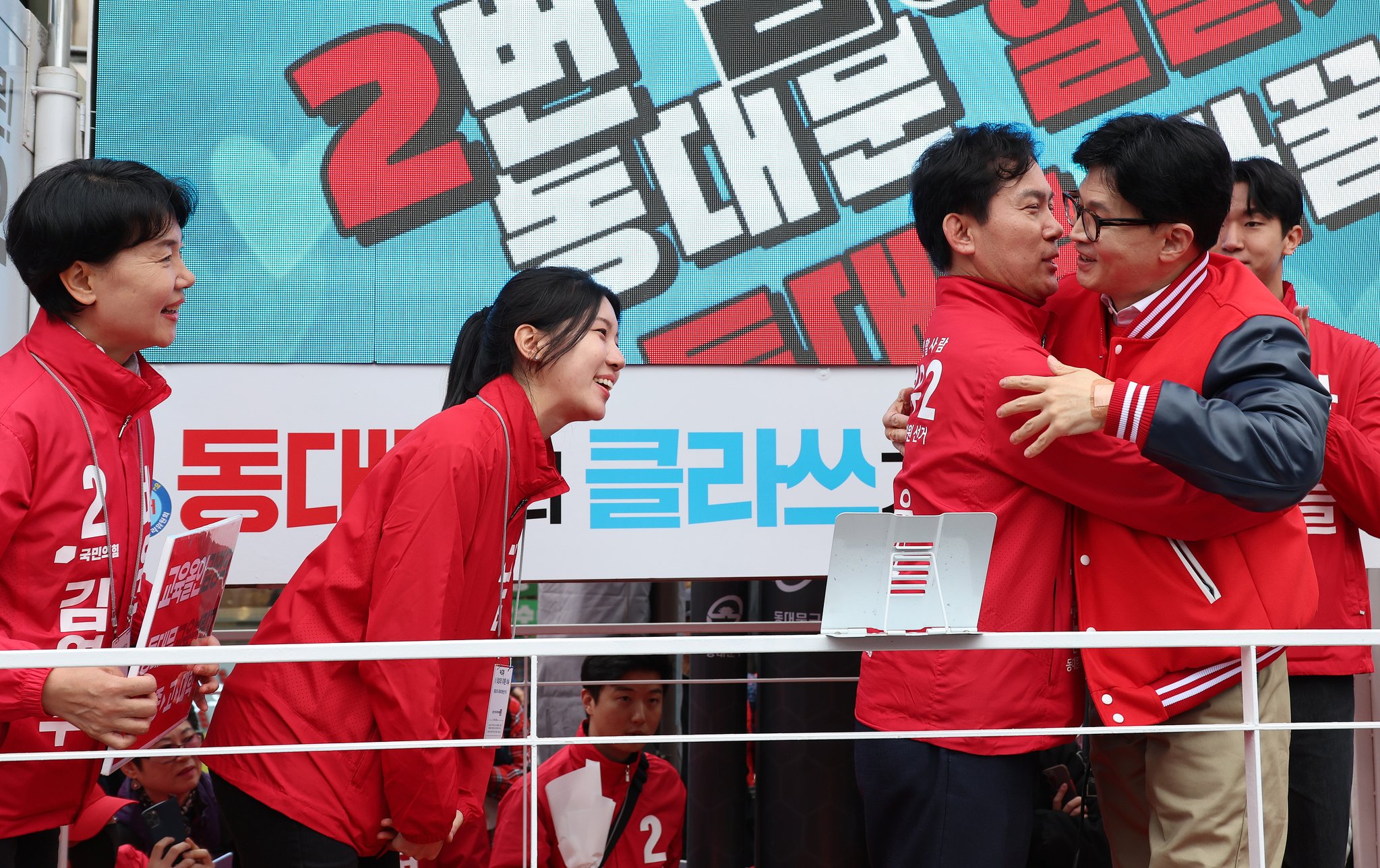 한동훈 국민의힘 비상대책위원장(오른쪽 둘째)이 28일 오후 서울 동대문구 회기역 네거리에서 김영우 동대문구갑 후보 및 가족들과 인사를 나고 있다. 뉴시스