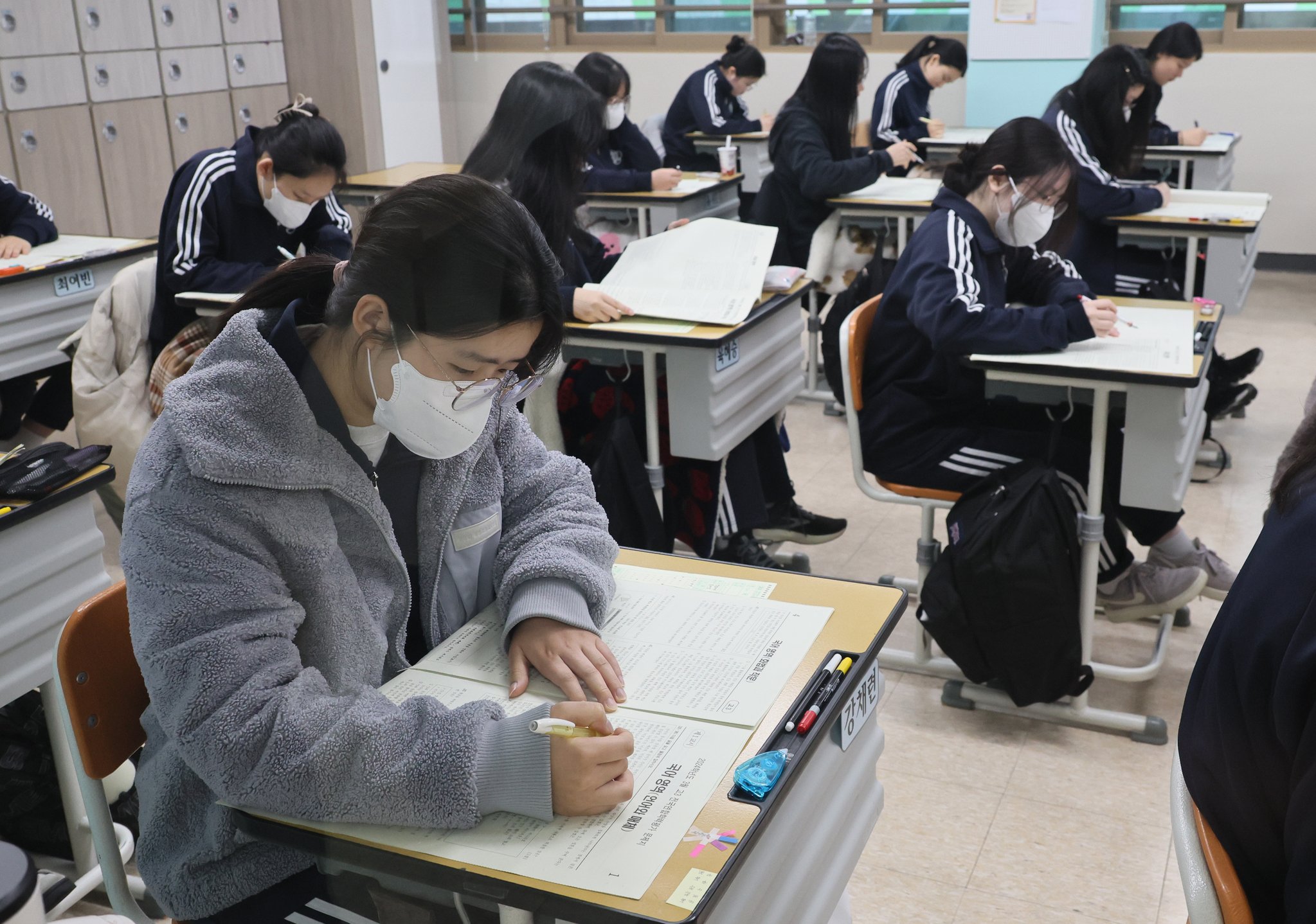 28일 부산 수영구 덕문여고 3학년 학생들이 2024년 첫 전국연합학력평가시험을 치르고 있다. 송봉근 기자