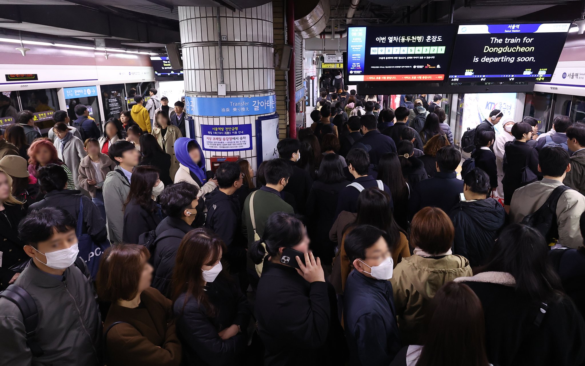 서울 시내버스 총파업이 시작된 28일 오전 중구 서울역 지하철 역사에서 시민들이 지하철 탑승을 기다리고 있다. 연합뉴스