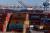 미국 캘리포니아주 로스앤젤레스 항구에 쌓여있는 컨테이너. 로이터=연합뉴스