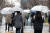 28일 서울 여의도에서 우산을 쓴 시민들이 출근길 발걸음을 옮기고 있다. 뉴스1