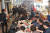 울산 수암한우야시장에서 한우 구이를 즐기고 있는 모습. 사진 울산 남구