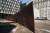 1989년 3월 뉴욕 맨해튼 연방광장에서 철거를 기다리고 있는 리처드 세라의 '기울어진 호'. [AP=연합뉴스]