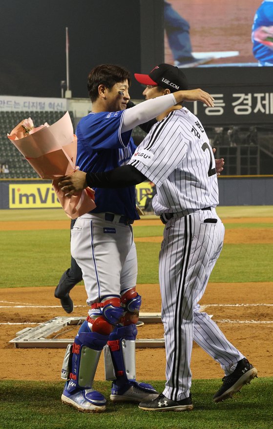 강민호를 축하하는 LG 김현수. 연합뉴스