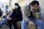 뎅기열 증상을 앓고 있는 로드리고 아랑기스(오른쪽)가 26일 아르헨티나 부에노스아이레스의 한 병원에서 진료를 기다리고 있다. AP=연합뉴스