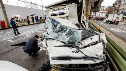 [포토타임] '종이짝처럼 구져진 트럭'…성북구 돌곶이역 방면 도로에서 13중 추돌 사고 발생해