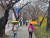 벚꽃이 피지 않자 일부 시민들은 개화한 개나리 앞에서 사진을 찍기도 했다. 박종서 기자 