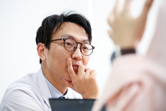 정희원 교수에게 행복에 대해 묻자 "환자 보는 일이 가장 즐겁다"며 눈을 반짝였다. 사진 우상조 기자