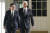 지난해 1월 미국 워싱턴에서 열린 미일 정상회담에서 조 바이든 미국 대통령과 기시다 후미오 일본 총리가 걸어가며 이야기를 나누고 있다. AP=연합뉴스