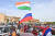 니제르인들이 지난해 8월 니제르 수도 니아메에서 반불 시위를 벌일 때 니제르와 러시아 국기를 흔들고 있다. AFP=연합뉴스