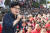 한동훈 국민의힘 비대위원장이 1일 오후 부산 연제구 연산역 앞에서 열린 지원유세에서 시민에게 지지를 호소하고 있다. 뉴스1