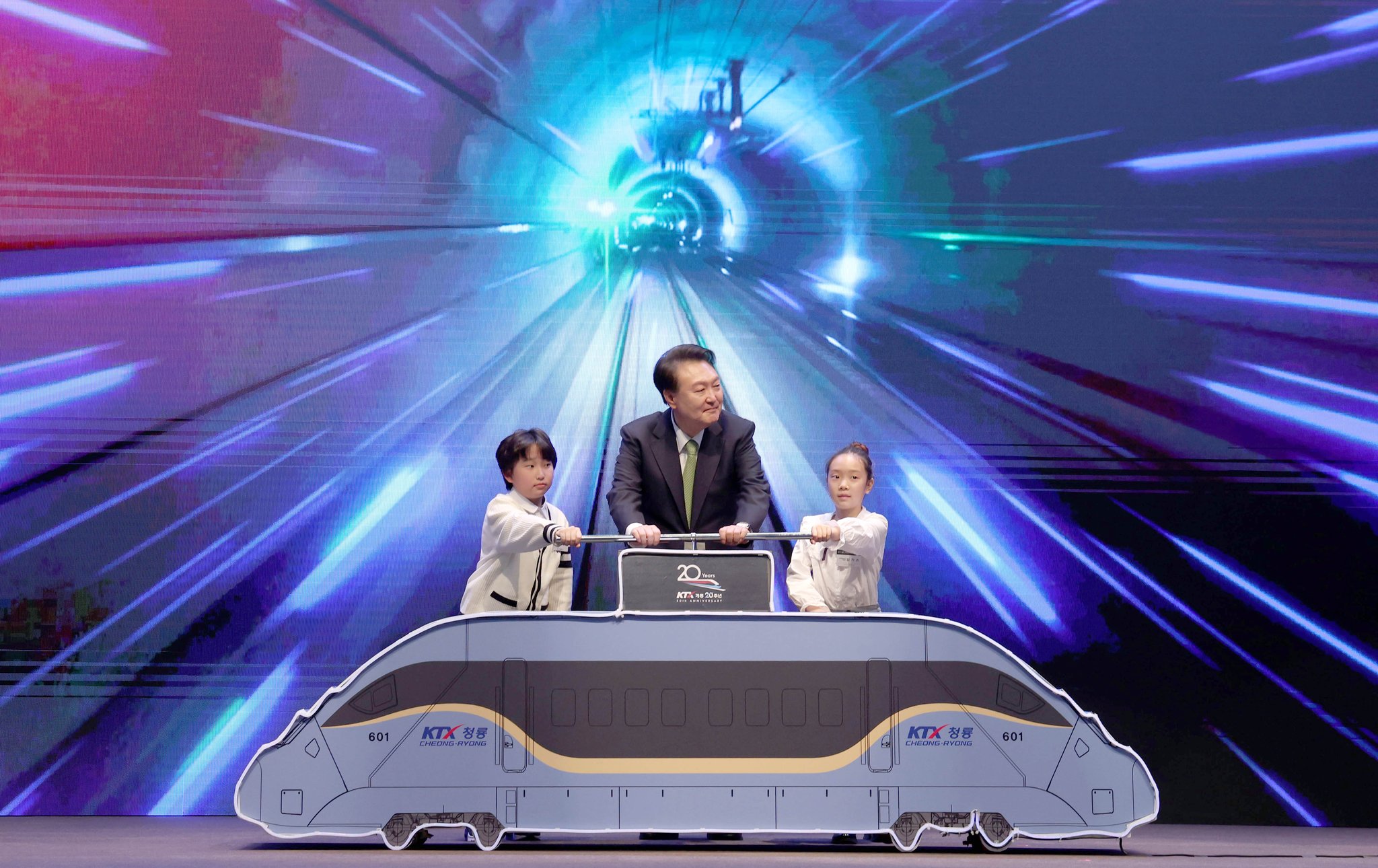 윤석열 대통령이 1일 대전 동구 한국철도공사 본사에서 열린 KTX 개통 20주년 기념식에서 참석자들과 함께 기념 세리머니를 하고 있다. 대통령실사진기자단