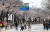 여의도봄꽃축제가 열리고 있는 1일 시민들이 서울 영등포구 여의도 윤중로 일대를 걷고 있다. 뉴시스