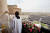 프란치스코 교황(왼쪽)이 부활절인 31일 바티칸 성 베드로 광장에서 미사를 집전한 뒤 신자들에게 부활절 정오 축복 메시지(우르비 에트 오르비)를 전하고 있다. [AFP=연합뉴스]