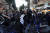이스라엘 예비군 단체 회원들이 지난달 31일 예루살렘에서 초정통파 유대인 하레디의 병역 평등을 요구하는 시위를 벌이자 이를 반대하는 하레디와 충돌이 일어났다. 로이터=연합뉴스