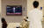 1일 서울 한 대학병원에서 의료진과 대기중인 환자들이 윤석열 대통령의 '의대 개혁' 관련 대국민 담화 생중계를 지켜보고 있다. 뉴스1