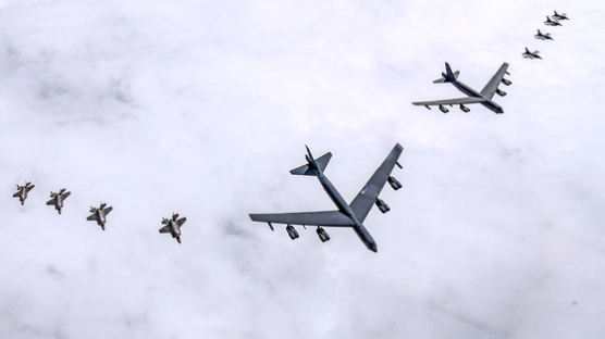 [속보] 한미일, 제주 동남방서 美전략폭격기 참여 공중 훈련