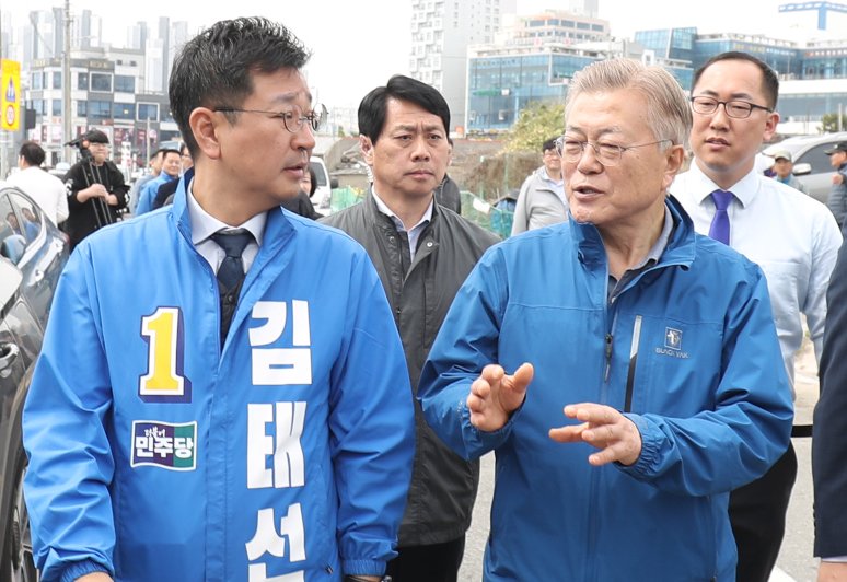 문재인 전 대통령이 2일 울산시 동구 보성학교 전시관을 찾아 더불어민주당 김태선 후보를 격려하고 있다. 뉴스1