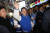 사진은 더불어민주당 이재명 상임공동선대위원장(가운데)이 25일 경남 창원 반송시장을 방문, 상인들에게 인사하고 있는 모습. 연합뉴스