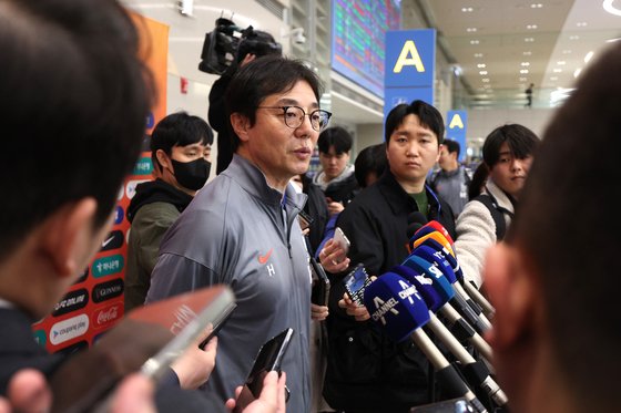 황선홍 감독은 A대표팀 임시 사령탑이라는 임무를 완수하고 본업인 올림픽축구대표팀 감독 역할로 돌아갔다. 뉴스1