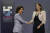 미셸 도넬란 영국 과학혁신기술부 장관(오른쪽)이 지난해 11월 영국 밀턴케인스 블레츨리파크에서 열린 AI 안전정상회의에서 지나 러몬도 미국 상무부 장관과 악수하고 있다. AP=연합뉴스