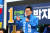 박지원 더불어민주당 해남완도진도 후보가 28일 해남 버스터미널앞에서 유권자들에게 지지를 호소하고 있다. 뉴스1