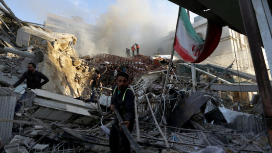 [사진] 이스라엘, 시리아 이란 영사관 공습 … 국제유가 급등