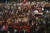 2일(현지시간) 밤 이스라엘 예루살렘에 있는 의회 건물 앞에서 시위대 수천 명이 네타냐후 내각의 사퇴를 요구하며 나흘째 반정부 시위를 이어가고 있다. AP=연합뉴스