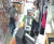 지난해 12월 8일 김제시 한 마트에서 김제시의회 유진우 의원이 여주인 A씨와 대화하던 중 바닥에 놓인 과일 상자를 들어 던지려 하고 있다. 당시 마트 CCTV에 찍힌 화면 캡처. 사진 A씨